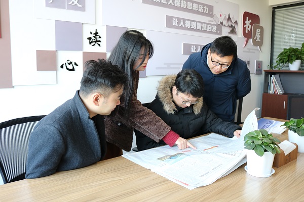 員工學(xué)習(xí)黨報黨刊.jpg 員工學(xué)習(xí)黨報黨刊.jpg